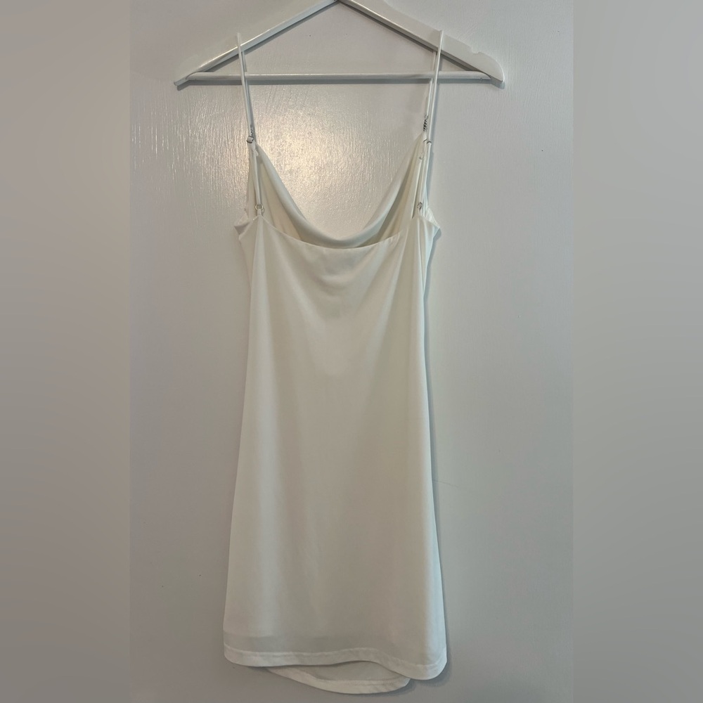 Elegant White Draped Dress - Picture 2 of 3